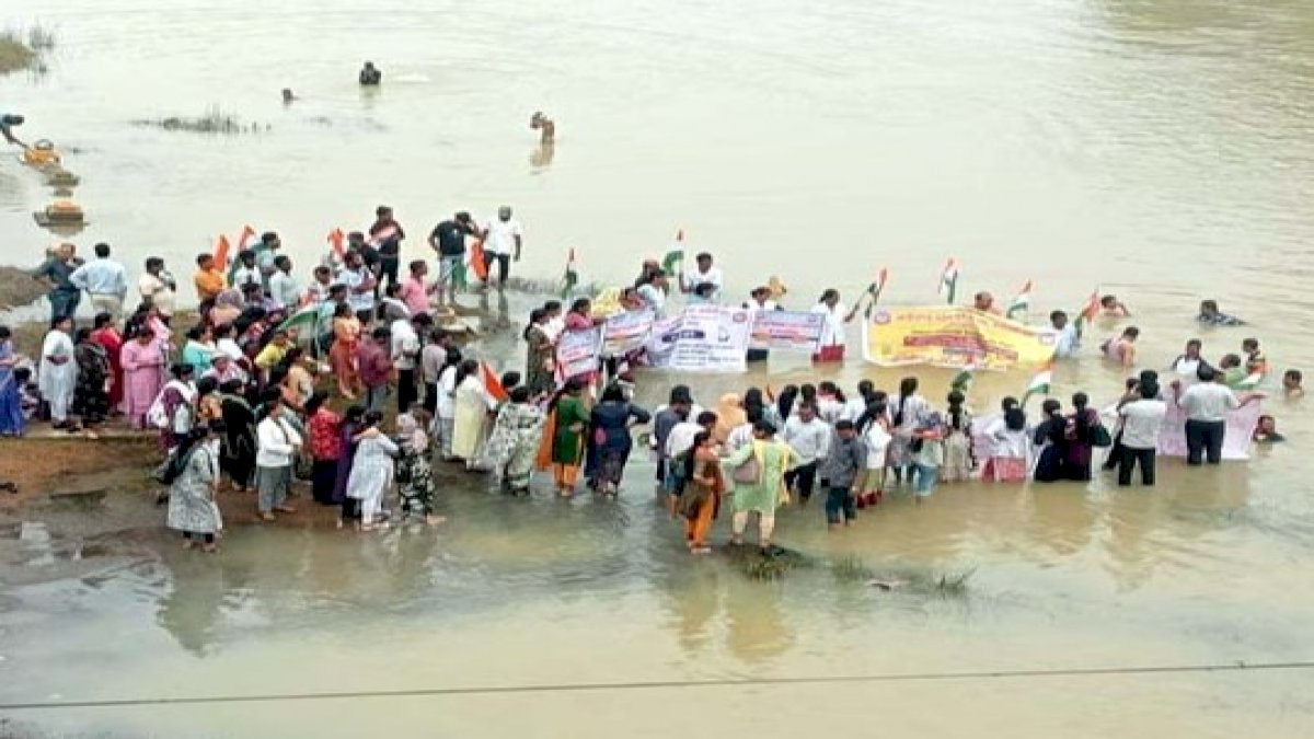 रायगढ़ में NHM कर्मचारियों के आंदोलन का 24वां दिन, केलो नदी में उतरकर किया जल सत्याग्रह TODAY TOP NEWS
