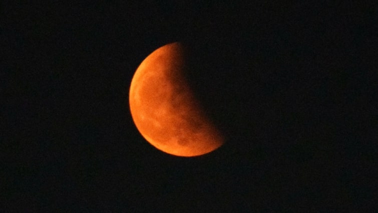 Chandra Grahan 2025 Time in UP Check Your City Today Lunar Eclipse Time in Varanasi prayagraj Lucknow Noida Chandra Grahan 2025 Time: लखनऊ, वाराणसी, प्रयागराज...यूपी में कब दिखेगा चंद्र ग्रहण? जानें अपने-अपने शहर का सही समय